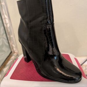 Elegant Black Croc-Embossed Heeled Boots